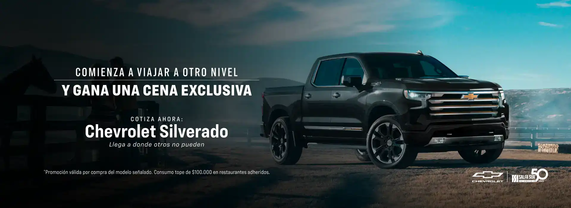 Chevrolet Silverado en paisaje con fondo de montañas y cielo despejado.