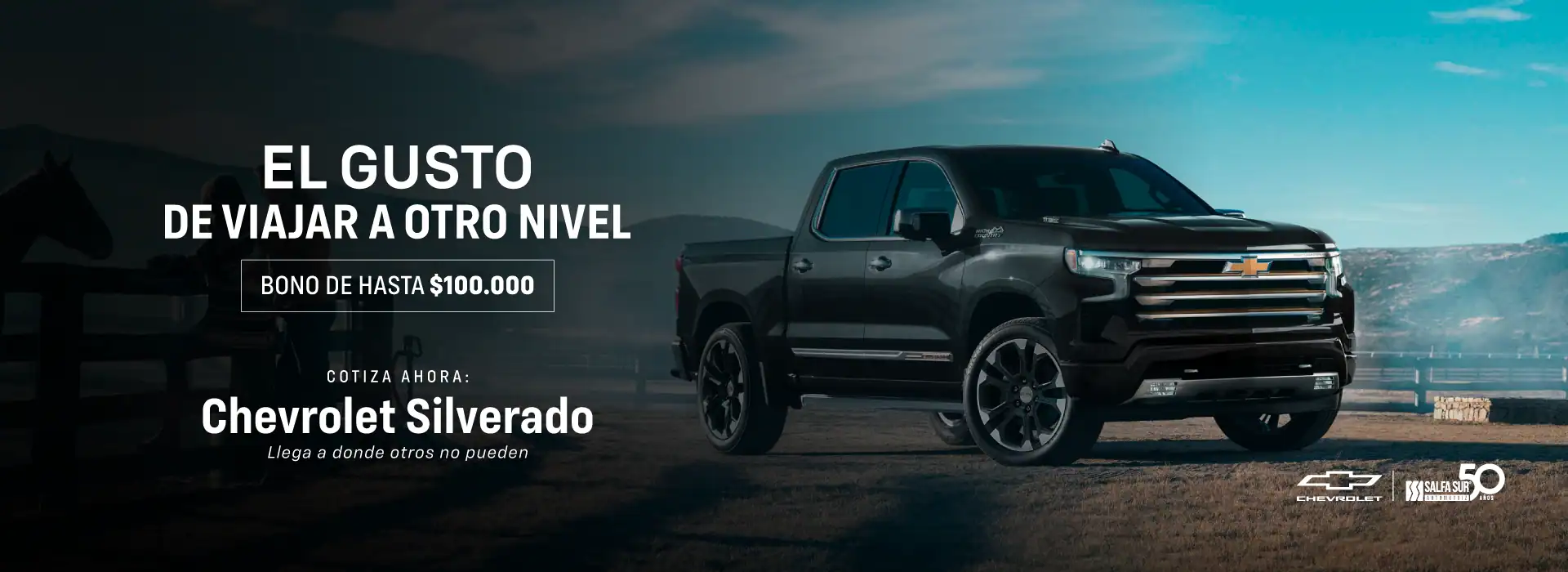 Chevrolet Silverado negro en paisaje con fondo de montañas y cielo despejado.