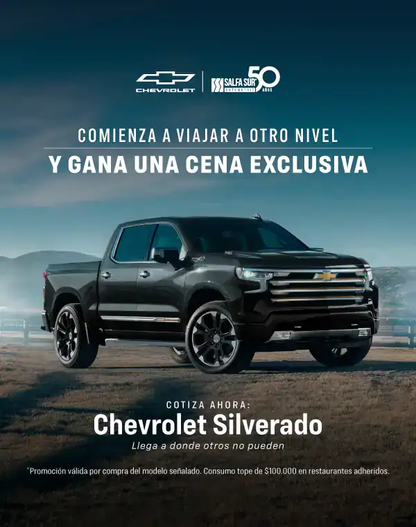 Chevrolet Silverado en paisaje con fondo de montañas y cielo despejado.