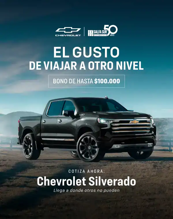 Chevrolet Silverado negro en paisaje con fondo de montañas y cielo despejado.