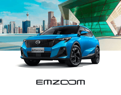 Coche eléctrico azul Emzaom en entorno urbano moderno.