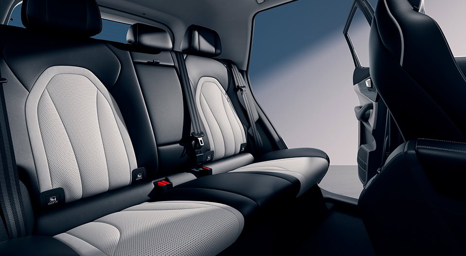 Asientos traseros de coche con tapizado en gris y negro, vista interior moderna.