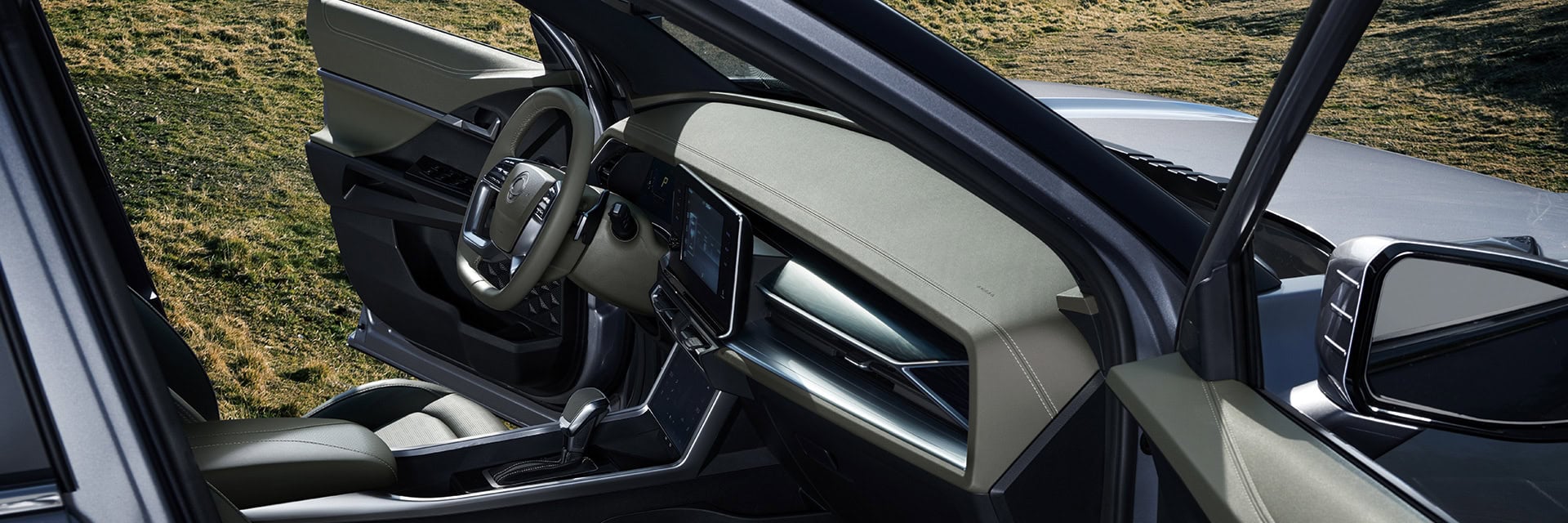 Interior de vehículo moderno con pantalla táctil y volante multifunción.