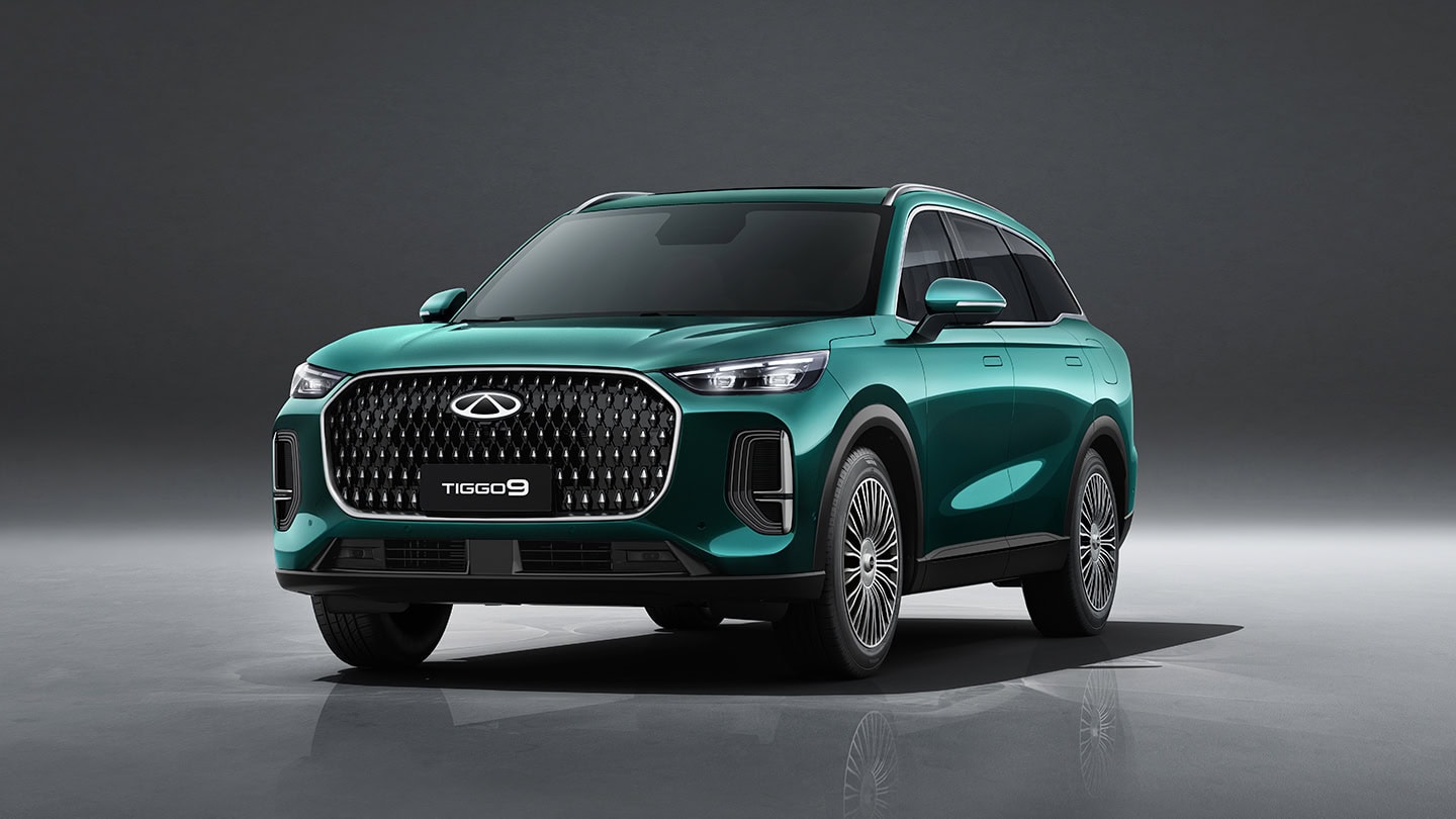 Coche SUV azul en exhibición en Salfa Sur Automotriz.