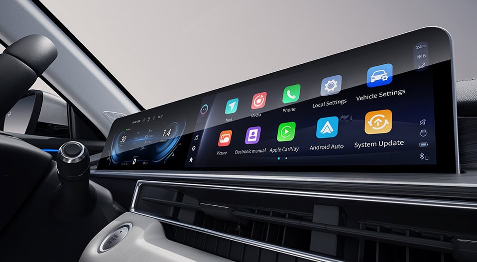Pantalla de infoentretenimiento en vehículo con aplicaciones y configuraciones.