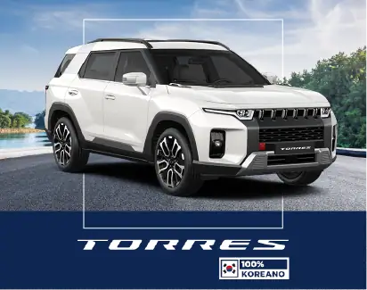 Jeep Torres en exhibición en un entorno natural con lago y árboles.