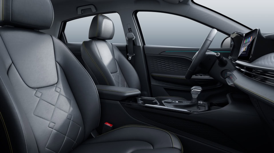 Interior de coche moderno con asientos de cuero y tecnología avanzada.