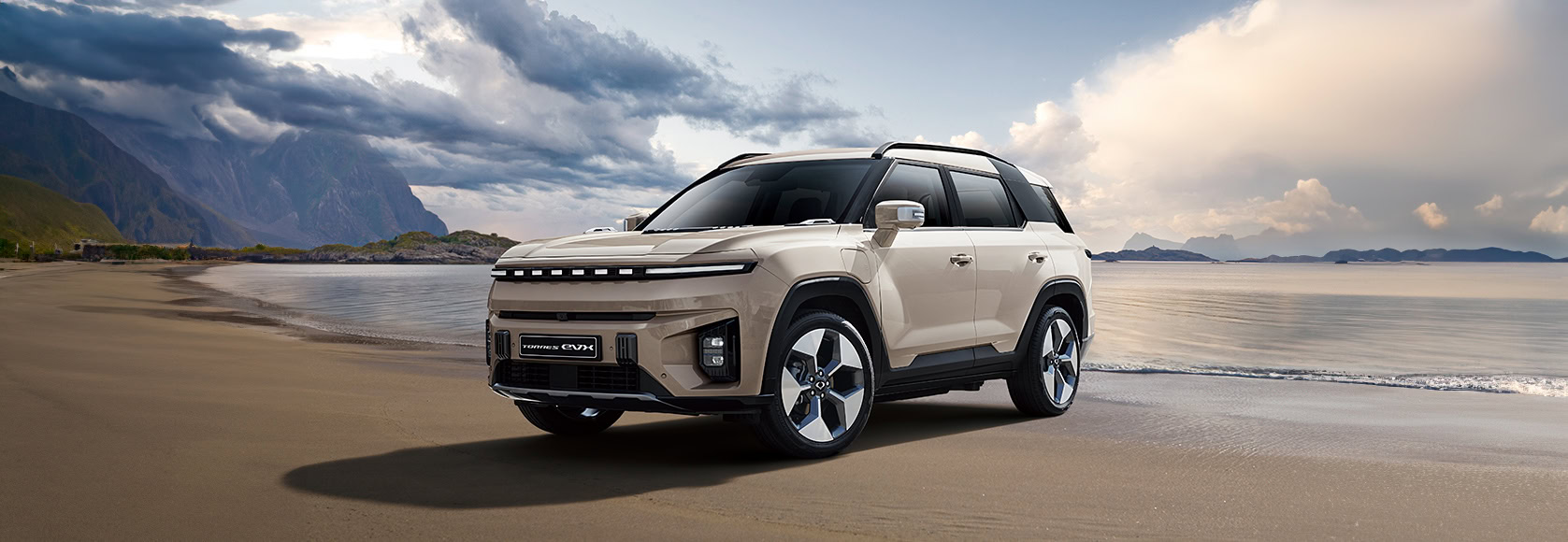 Coche SUV moderno en playa con montañas al fondo en Salfa Sur Automotriz.