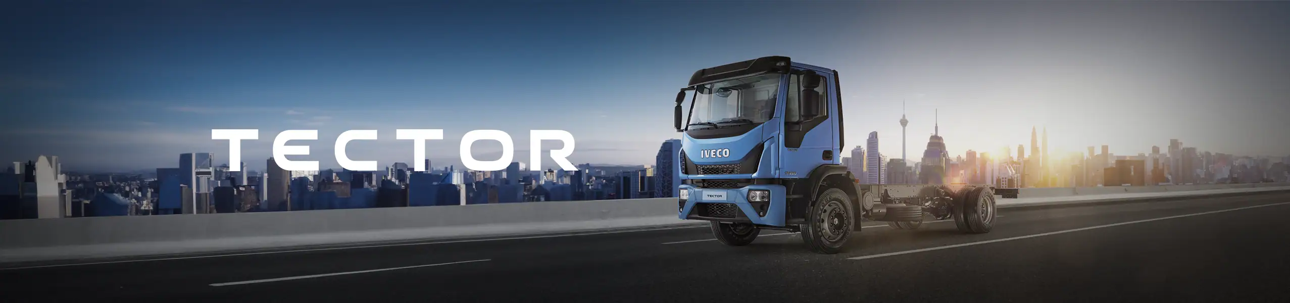 Camión Tector de Salfa Sur Automotriz en ciudad moderna.