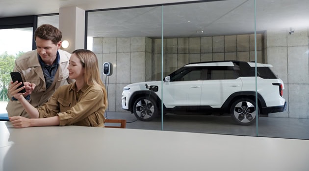 Clientes en concesionario Salfa Sur Automotriz con coche eléctrico nuevo.