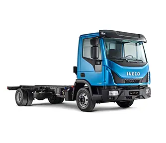 Camión Iveco azul de Salfa Sur Automotriz para transporte de vehículos.