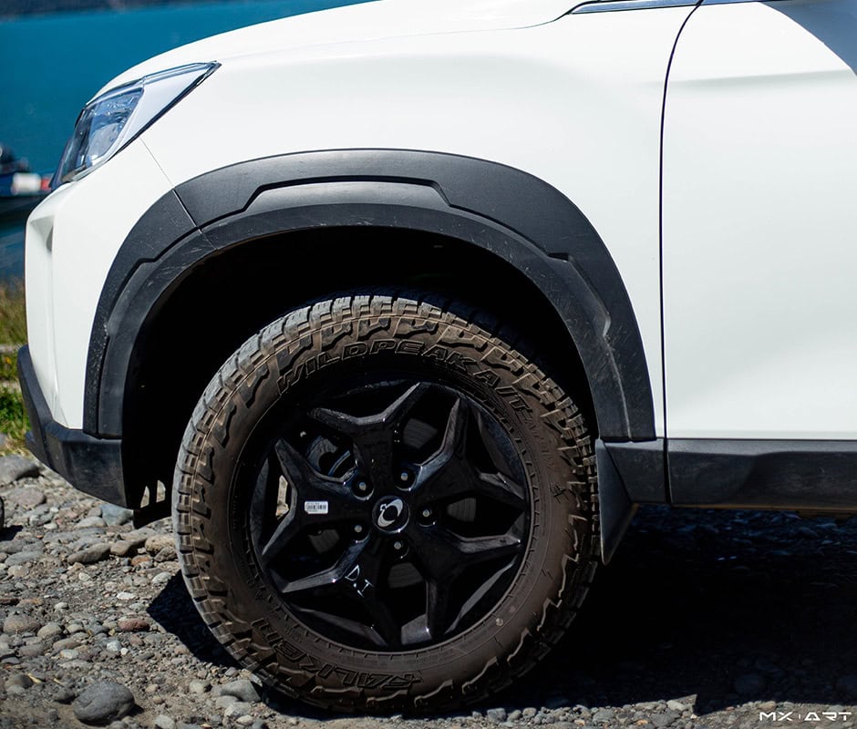 Rueda de vehículo SUV en terreno rocoso en Salfa Sur Automotriz.