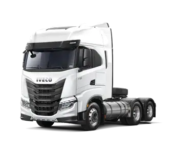 Camión Iveco blanco de carga pesada en exhibición.