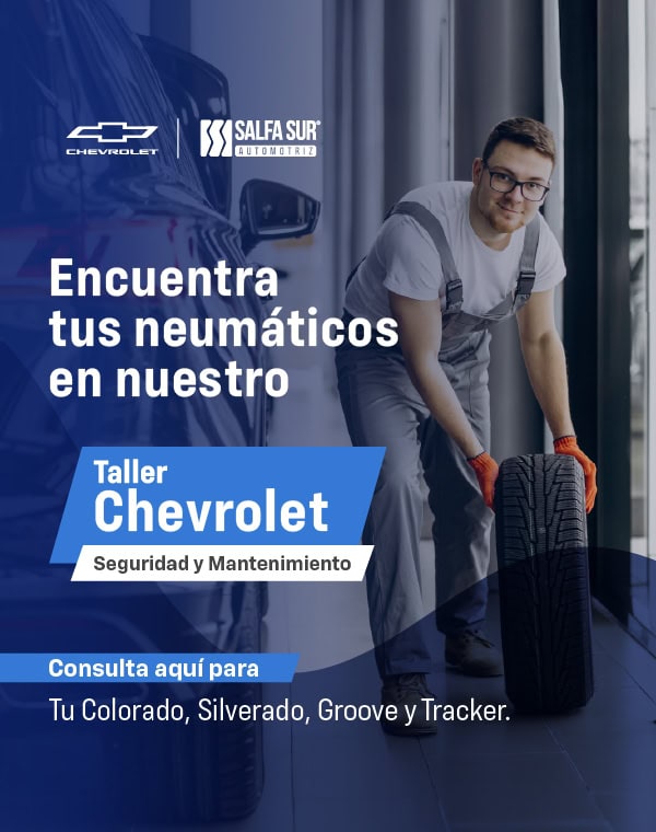 Taller Chevrolet en Salfa Sur Automotriz con mecánico sosteniendo neumático.