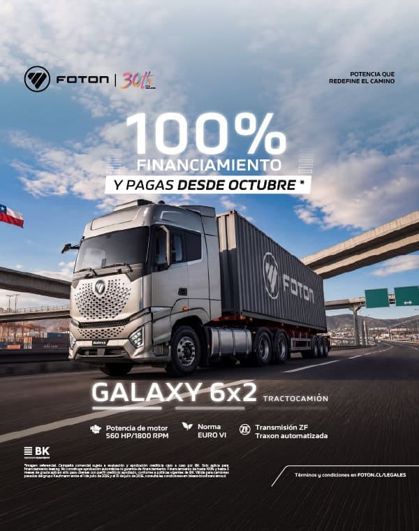 Camión Foton Galaxy 6x2 con logotipo en carretera.