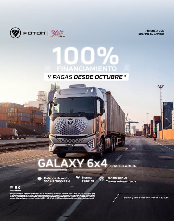 Camión Foton Galaxy 6x4 en puerto con contenedores de carga.