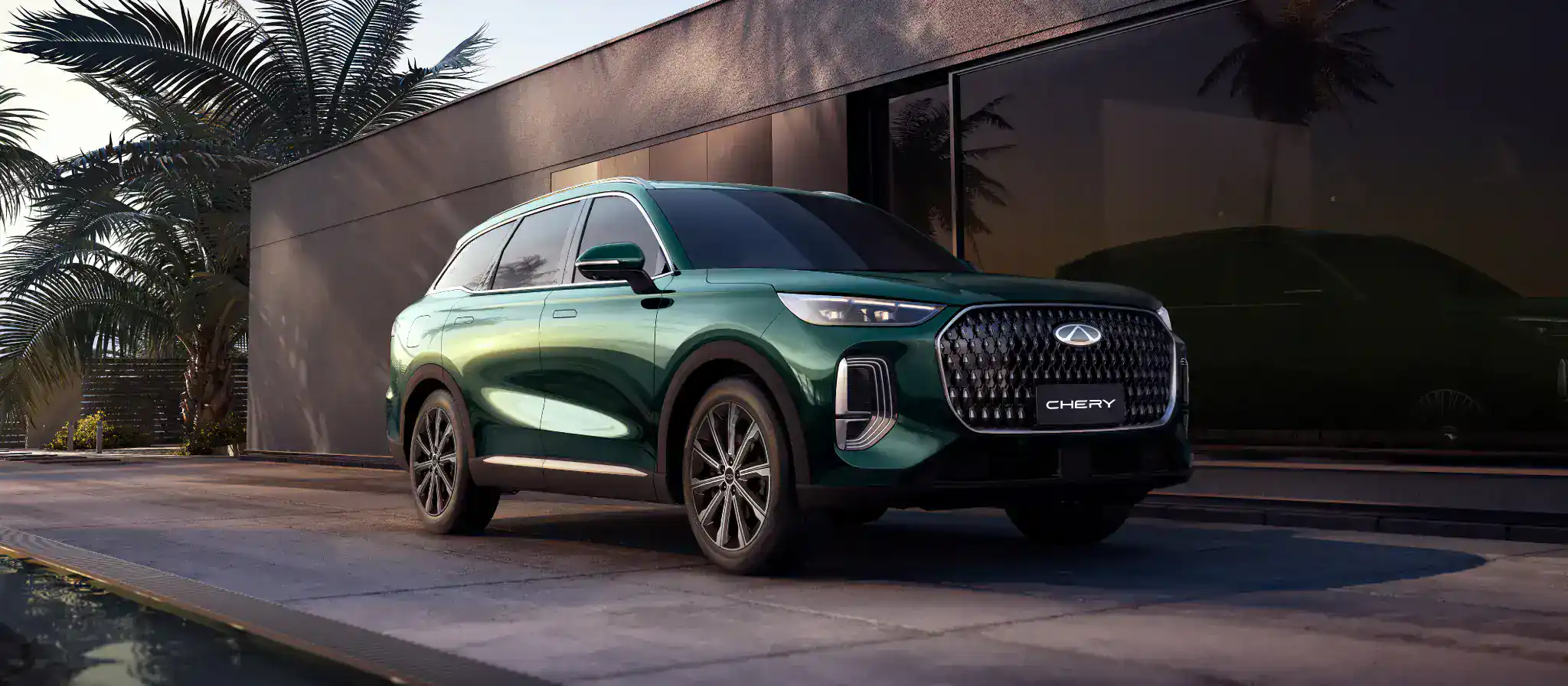 SUV Chevrolet Tracker en color verde oscuro frente a concesionario.