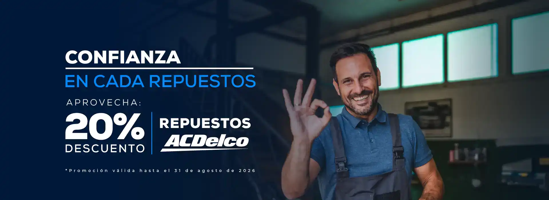 Hombre sonriendo en taller automotriz con señal de OK.