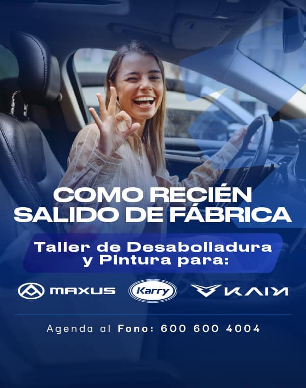Mujer feliz en coche tras taller de desabolladura y pintura.