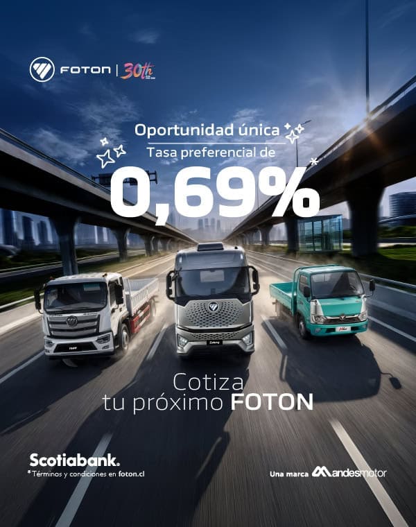 Camiones Foton en autopista con oferta de financiamiento.