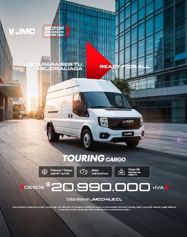 Furgón JMC Touring Cargo en ciudad moderna con edificios de vidrio.