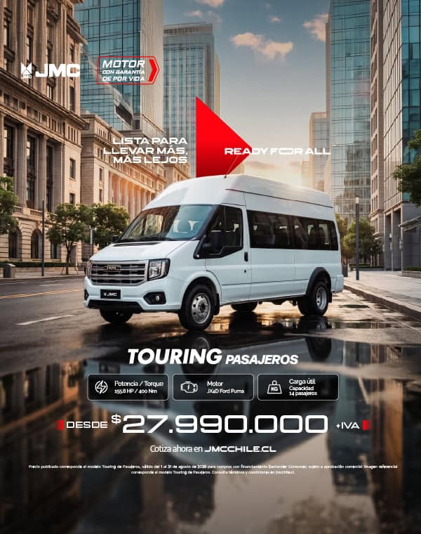 Furgoneta de turismo en ciudad moderna con rascacielos.