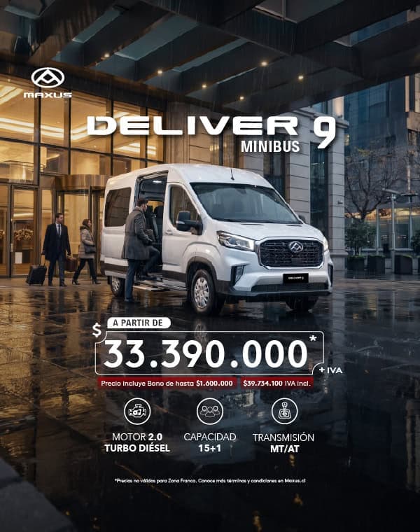 Furgoneta Maxus Deliver 9 en entrada de edificio moderno en la noche.