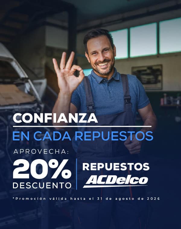 Hombre sonriendo en taller automotriz con señal de OK.