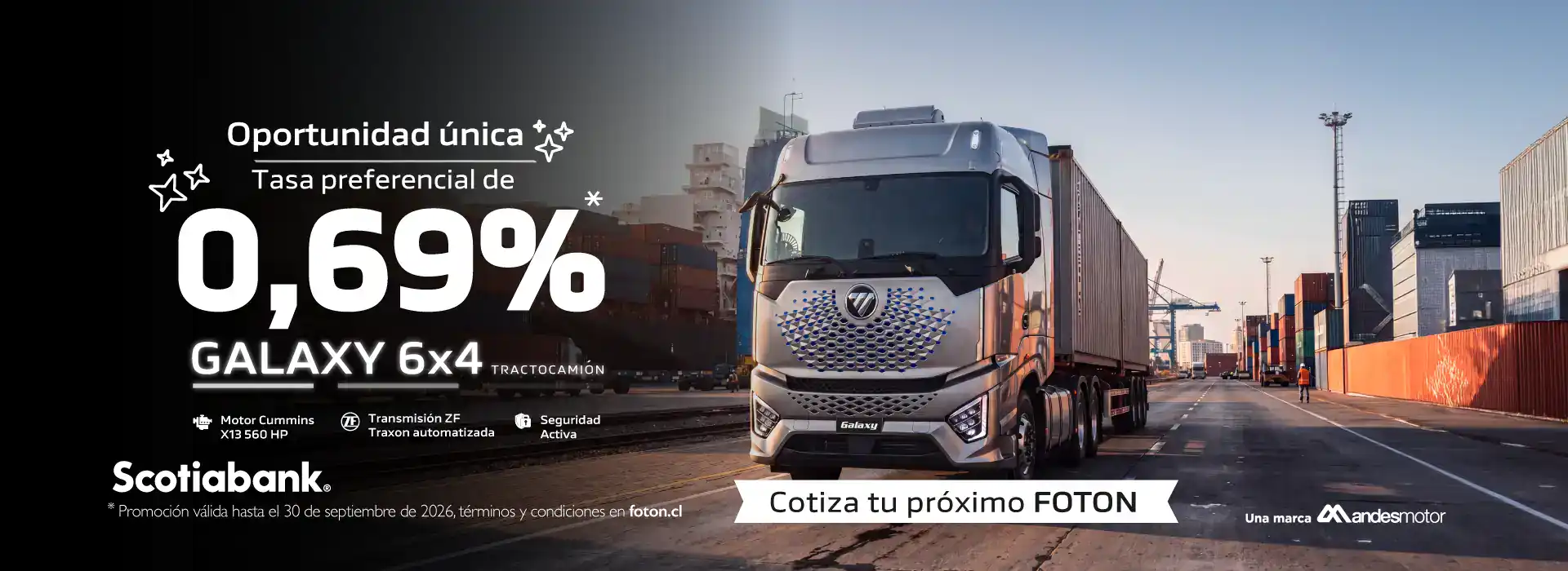 Camión FOTON en puerto con contenedores y ciudad de fondo.