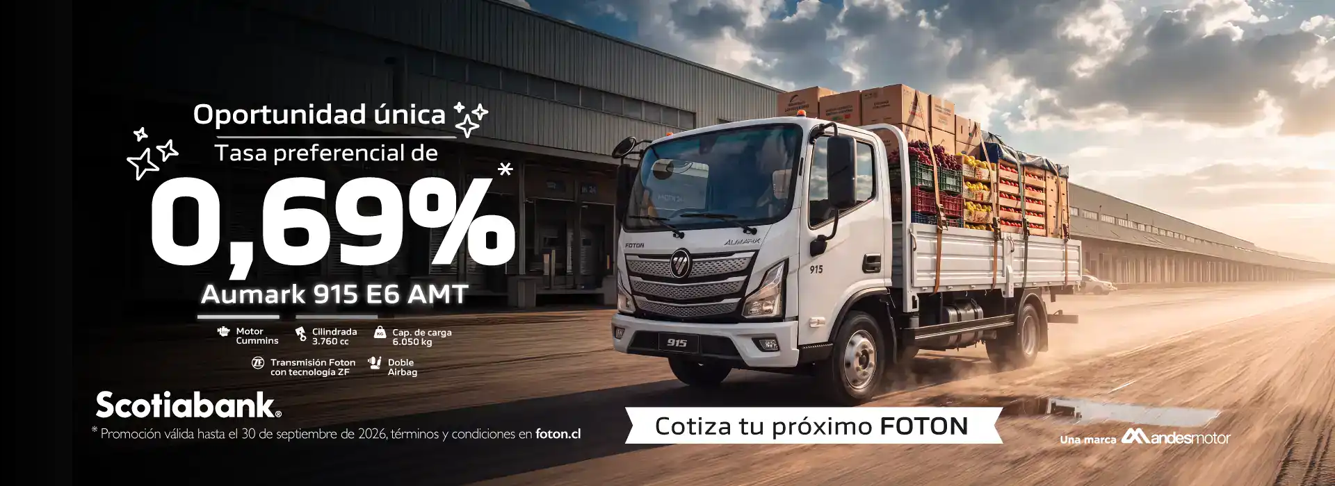 Camión Foton en movimiento en un parque industrial al atardecer.