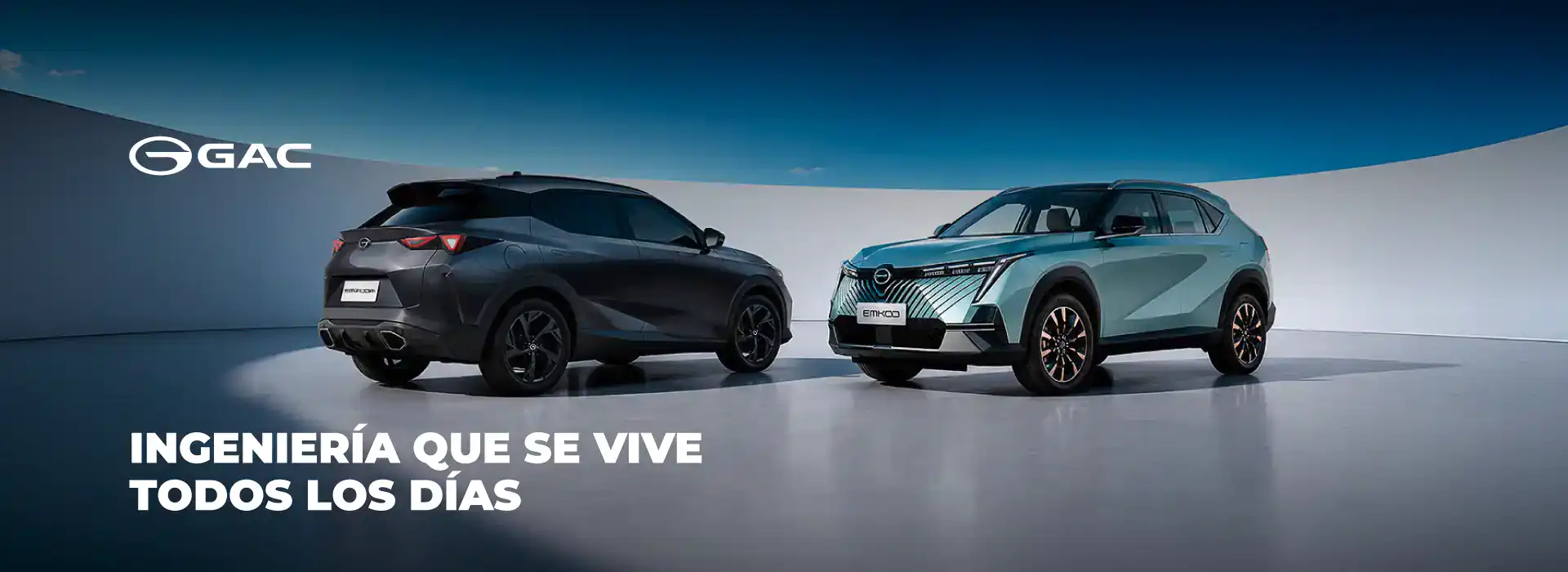 Dos SUVs GAC en exhibición en un entorno moderno y minimalista.