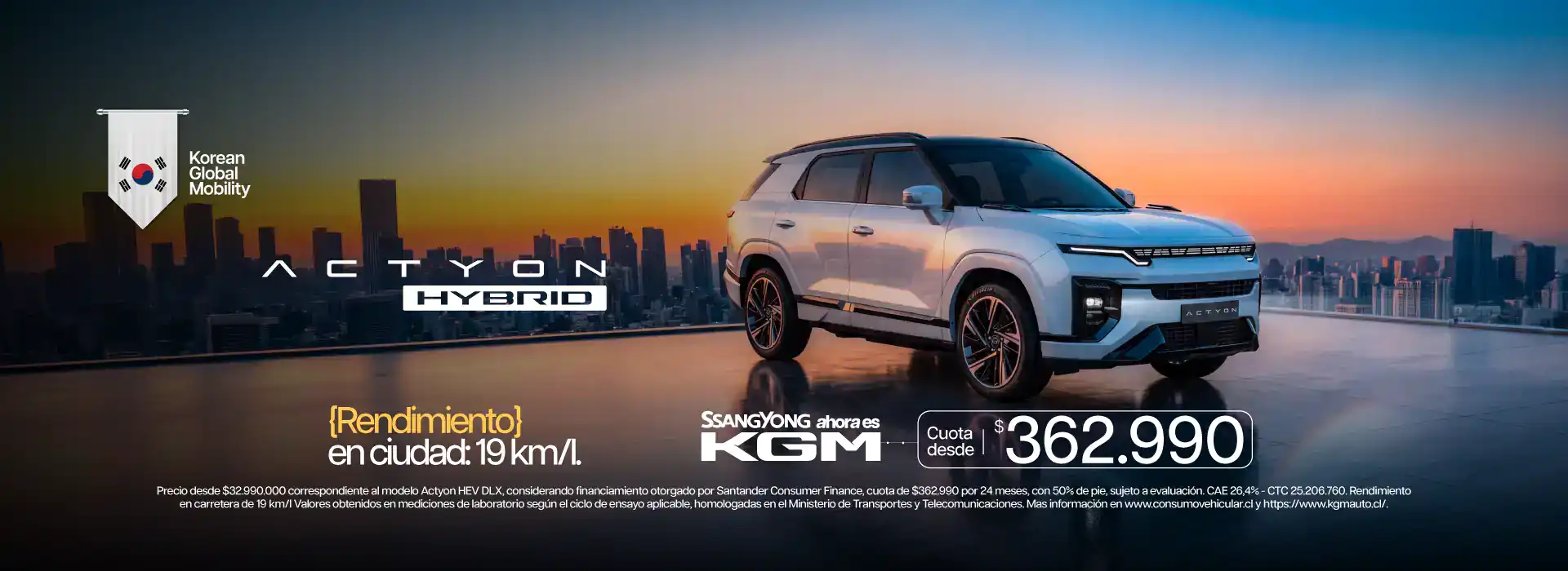 Camioneta SUV blanca en ciudad al atardecer con logo de ACTYON HYBRID.