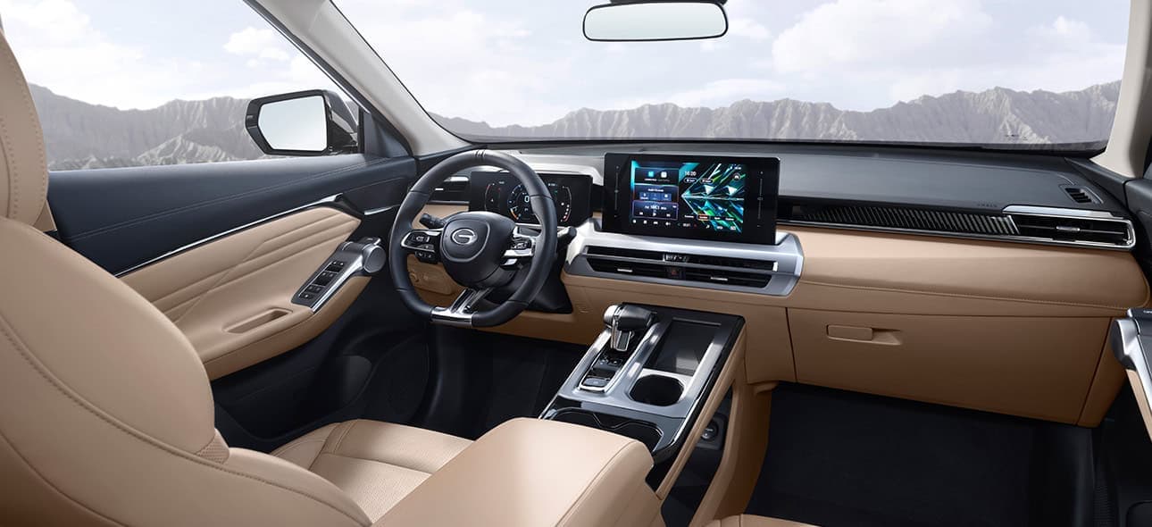 Vista del interior de un vehículo nuevo con tecnología avanzada.
