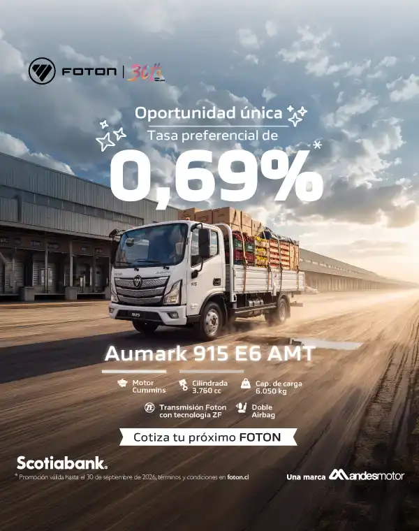 Camión Foton en movimiento con carga en un entorno industrial.