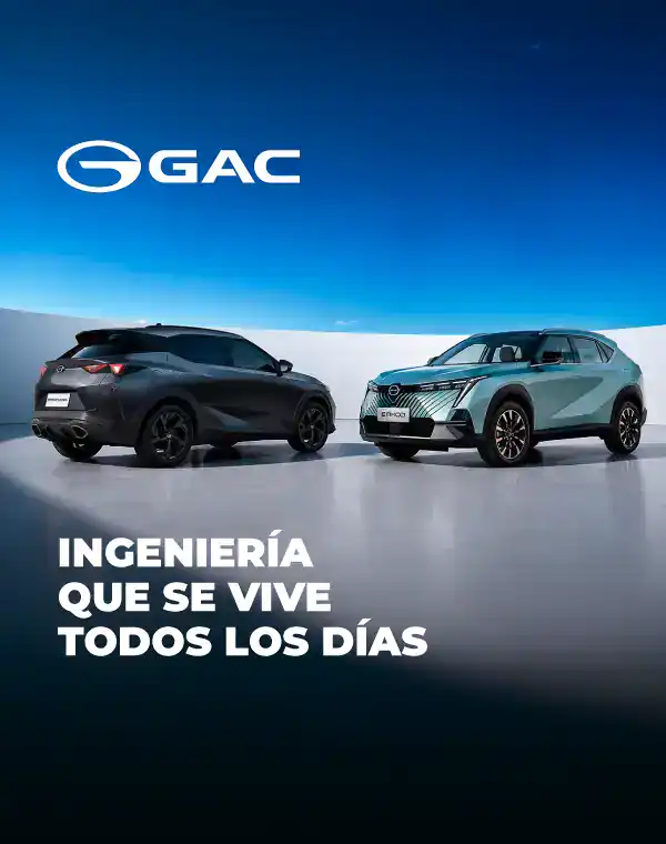 Dos SUV GAC en exhibición con logo y fondo azul.