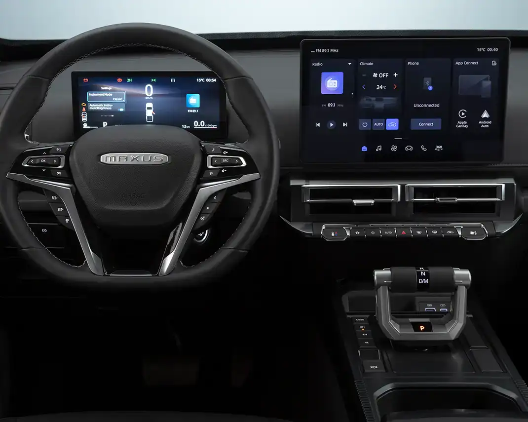 Interior de vehículo con pantalla digital y volante multifunción.