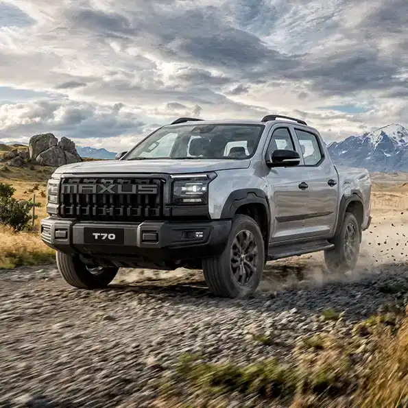 Camioneta Maxus T70 en ruta de montaña con paisaje de fondo.