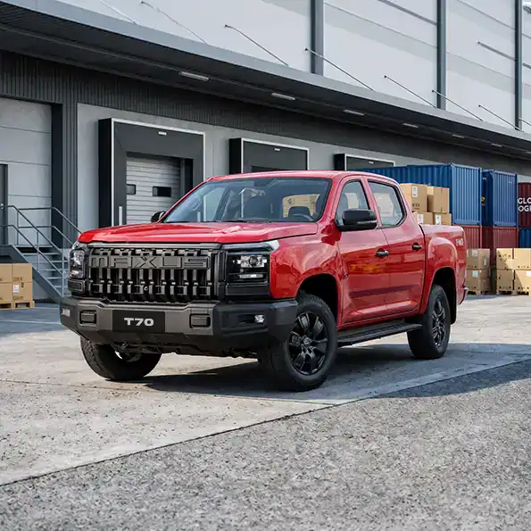 Camioneta Chevrolet T70 en patio de distribución con contenedores y cajas.