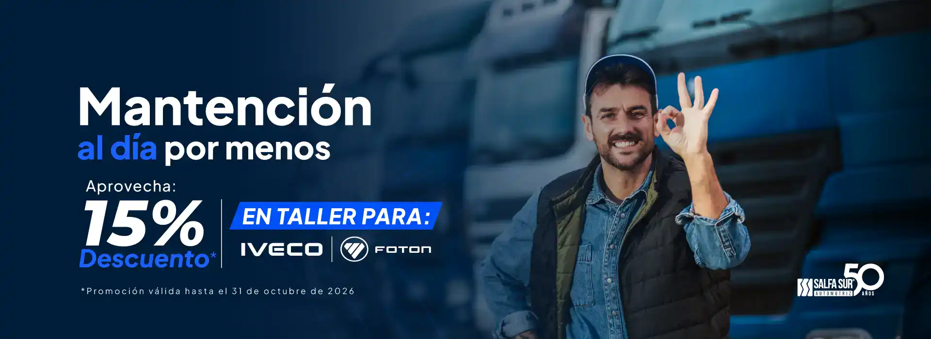 Hombre en aeropuerto haciendo señal de OK con la mano.