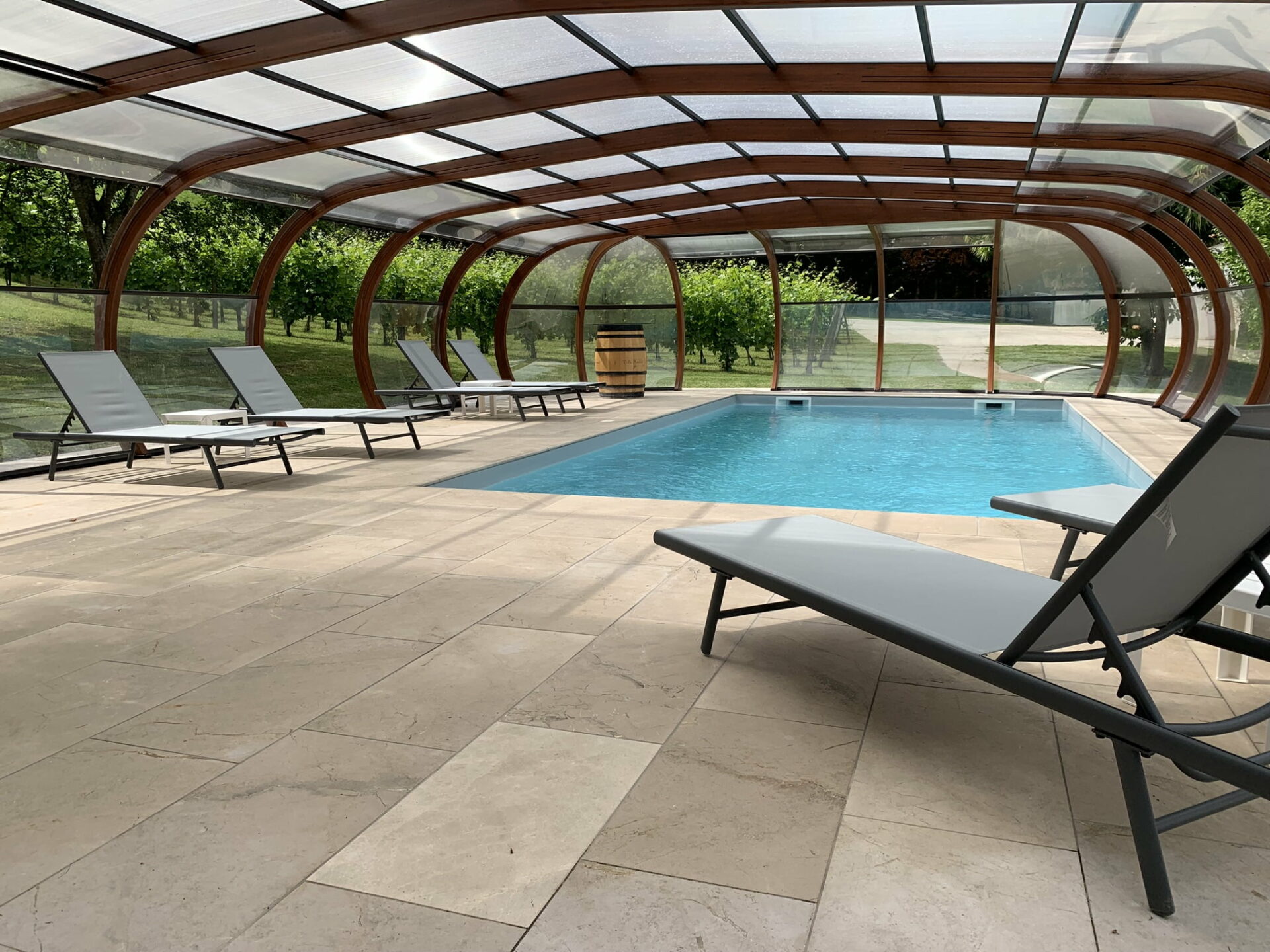 La Piscine Couverte et Chauffée • Villa Harriet