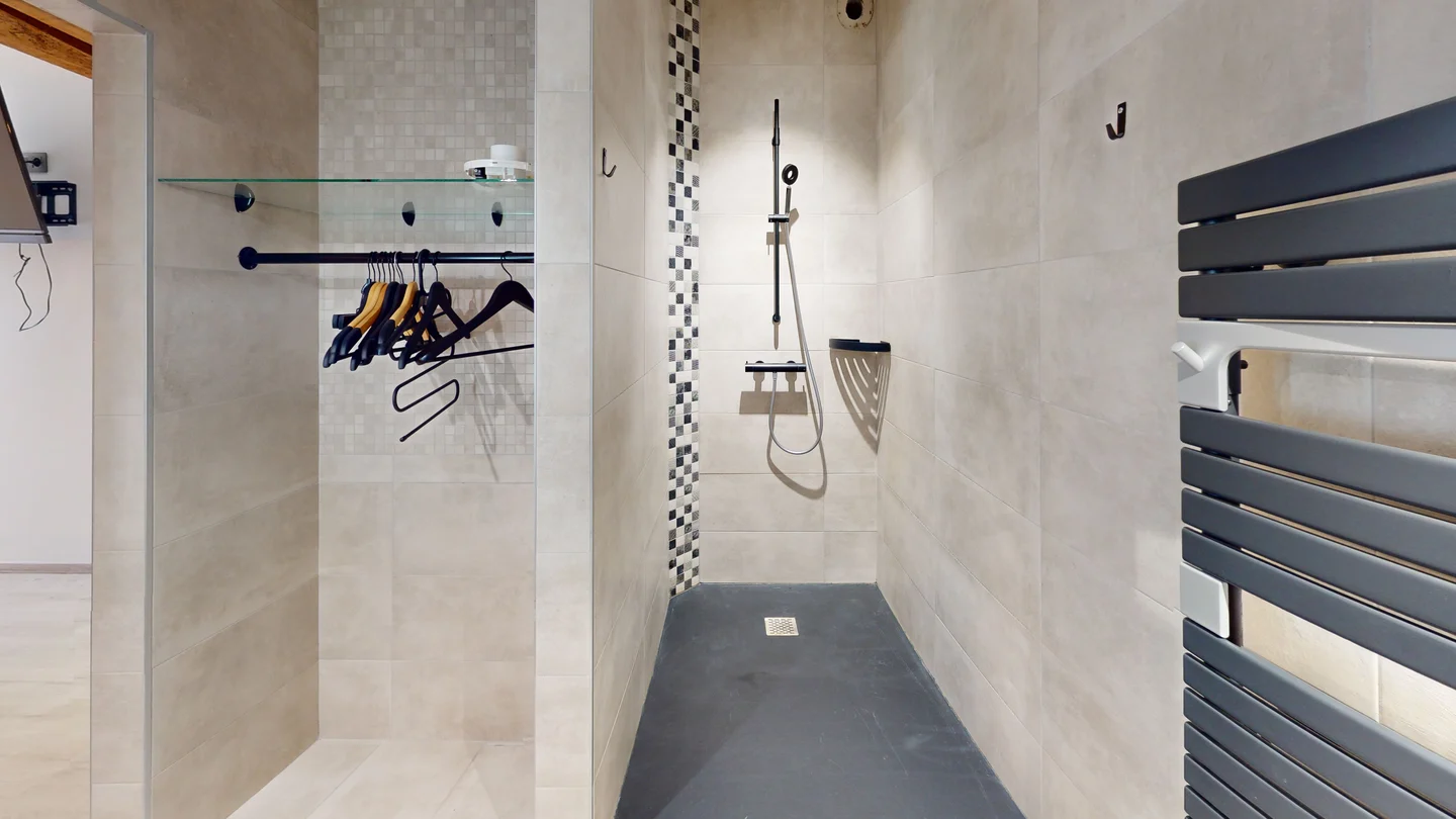 Chambre 01 - Salle d'eau • Gîte Villa Harriet ©