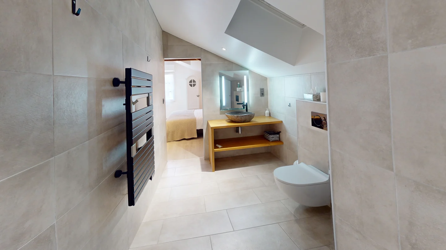 Chambre 02 - Salle d'eau • Gîte Villa Harriet ©