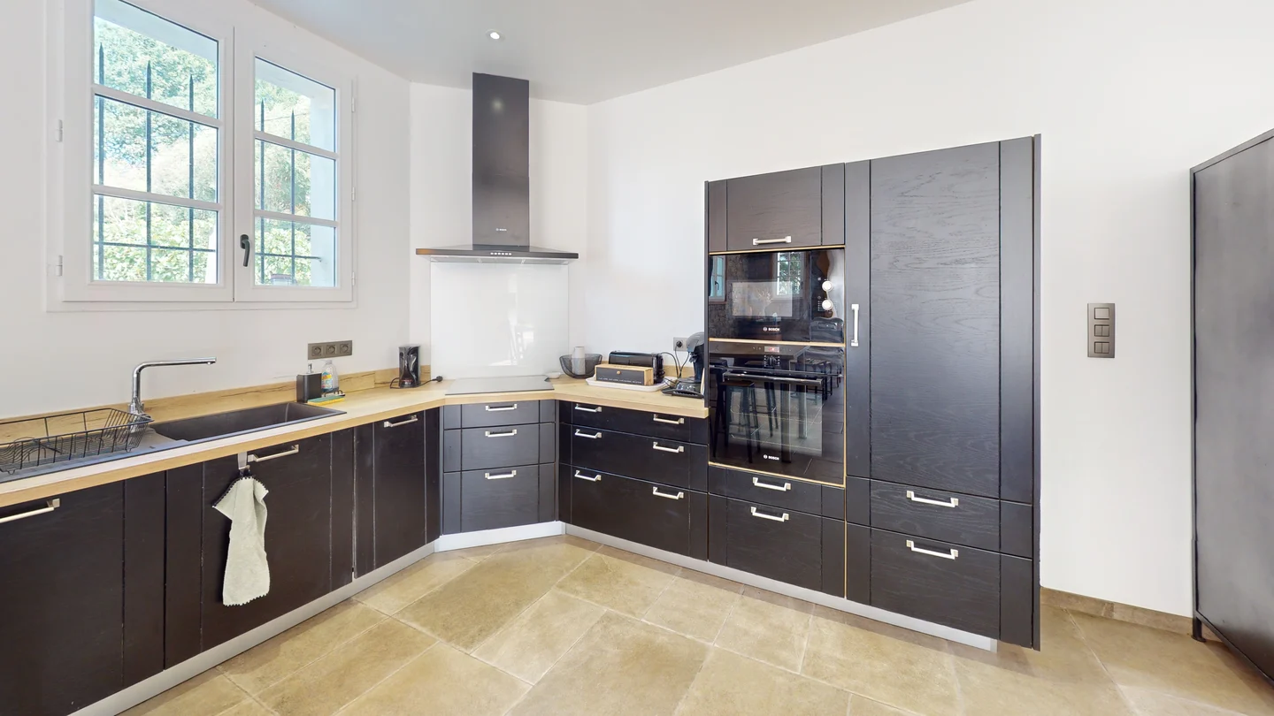 Cuisine Vue 2 • Gîte Villa Harriet ©