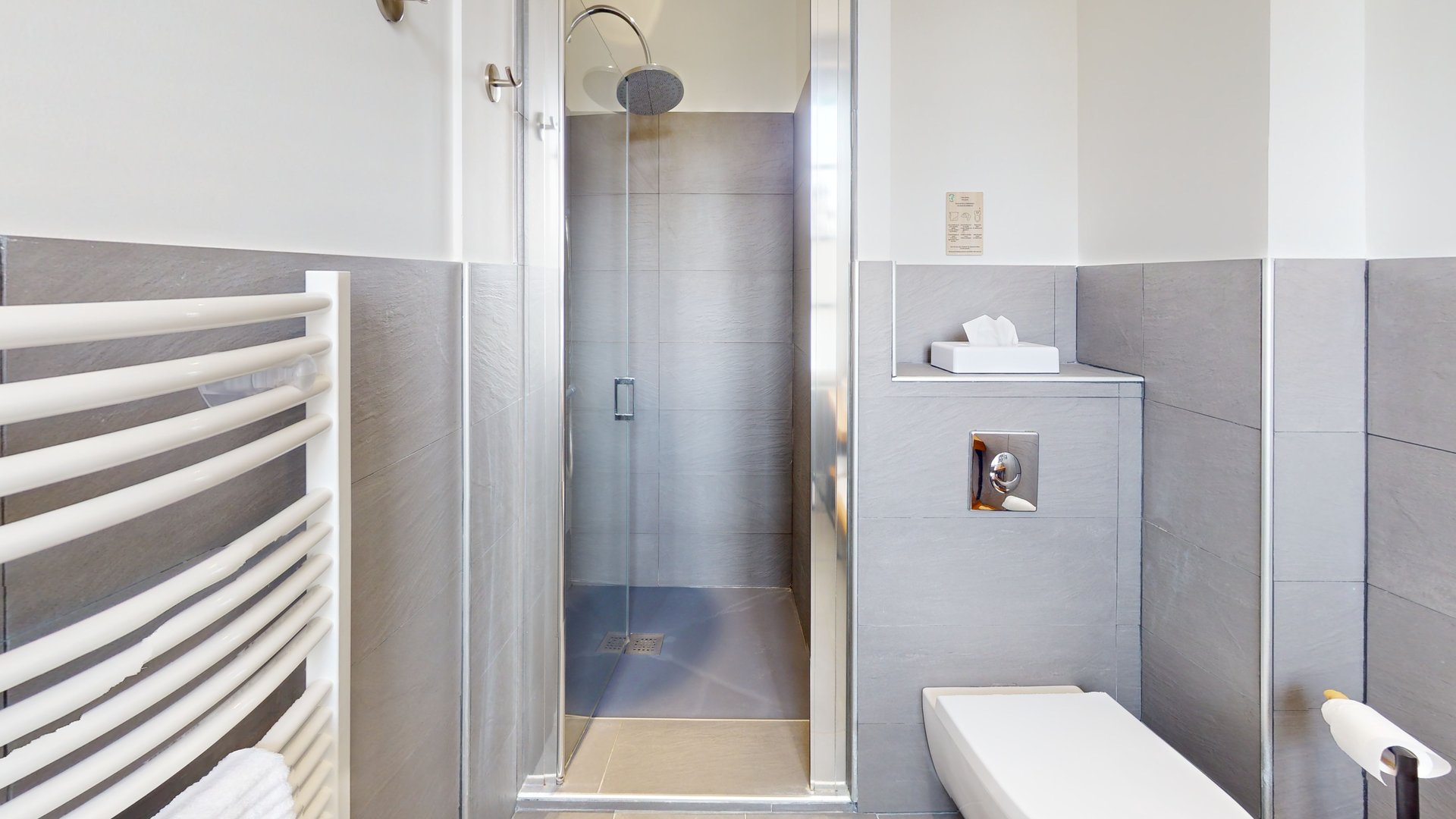 Elixaia Salle d'Eau - Chambre • Villa Harriet ©