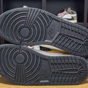 Jordan 1 Mid University Gold B13 - Gambar 2