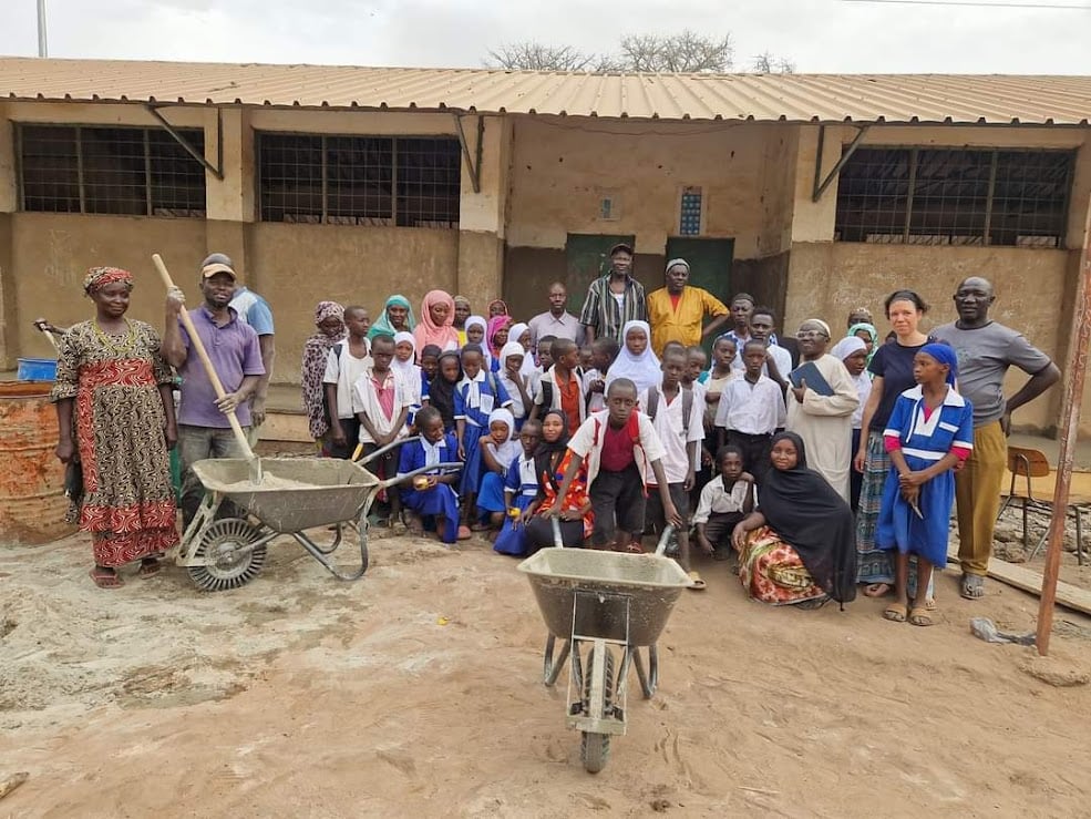 Group photo of community members and volunteers at Bambako Eco Farm in Gambia.
