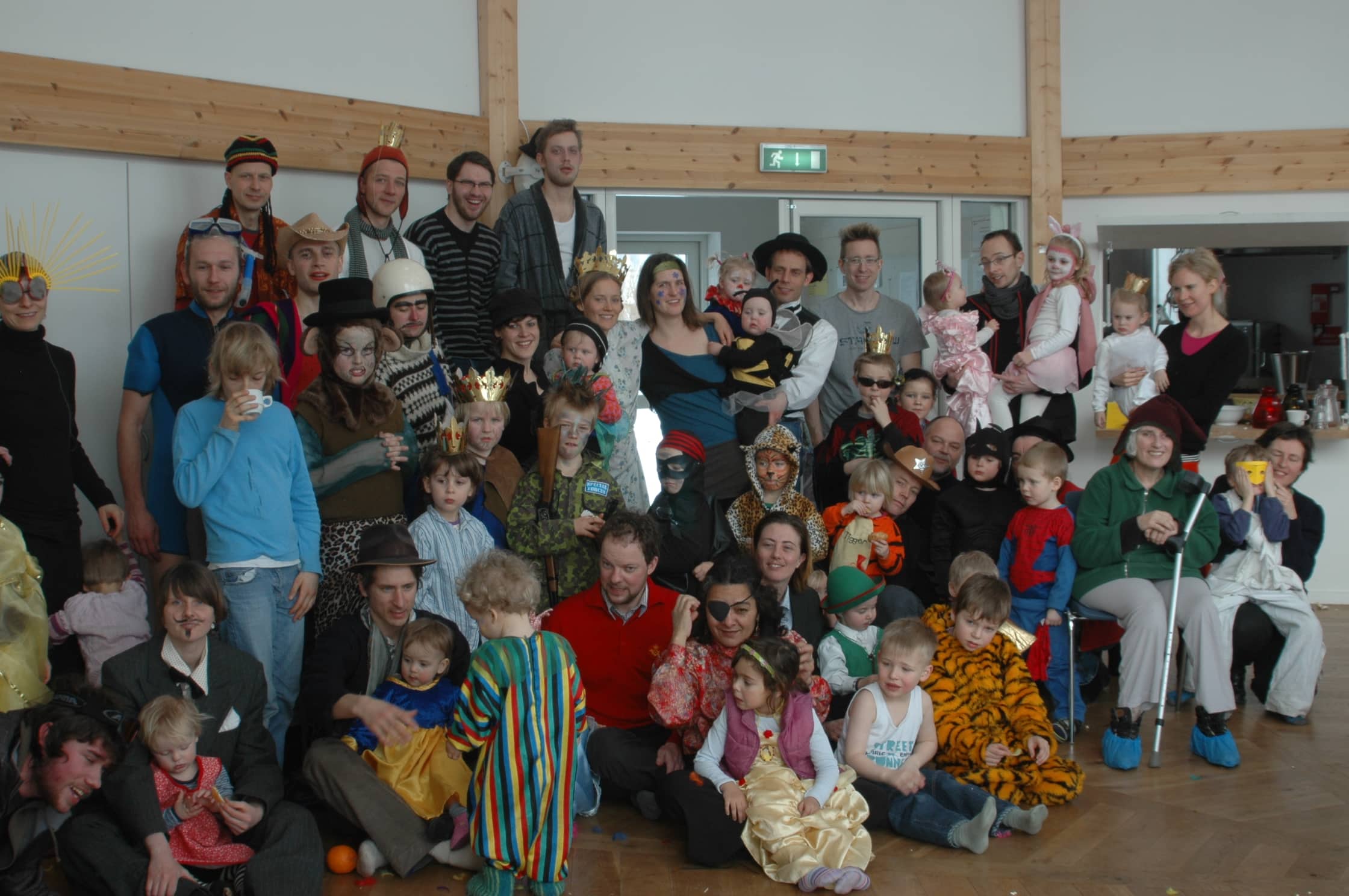 Dyssekilde Eco community group photo with diverse people and children.