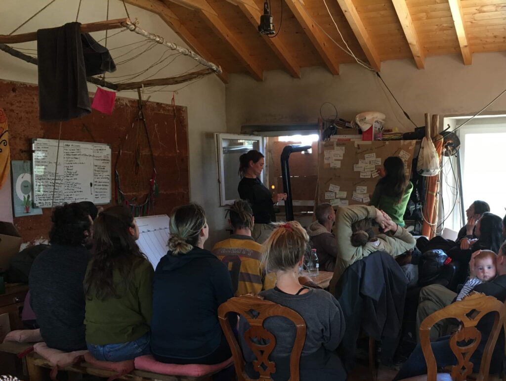 Group of people in a workshop inside a rustic studio at Monte do Aniche.