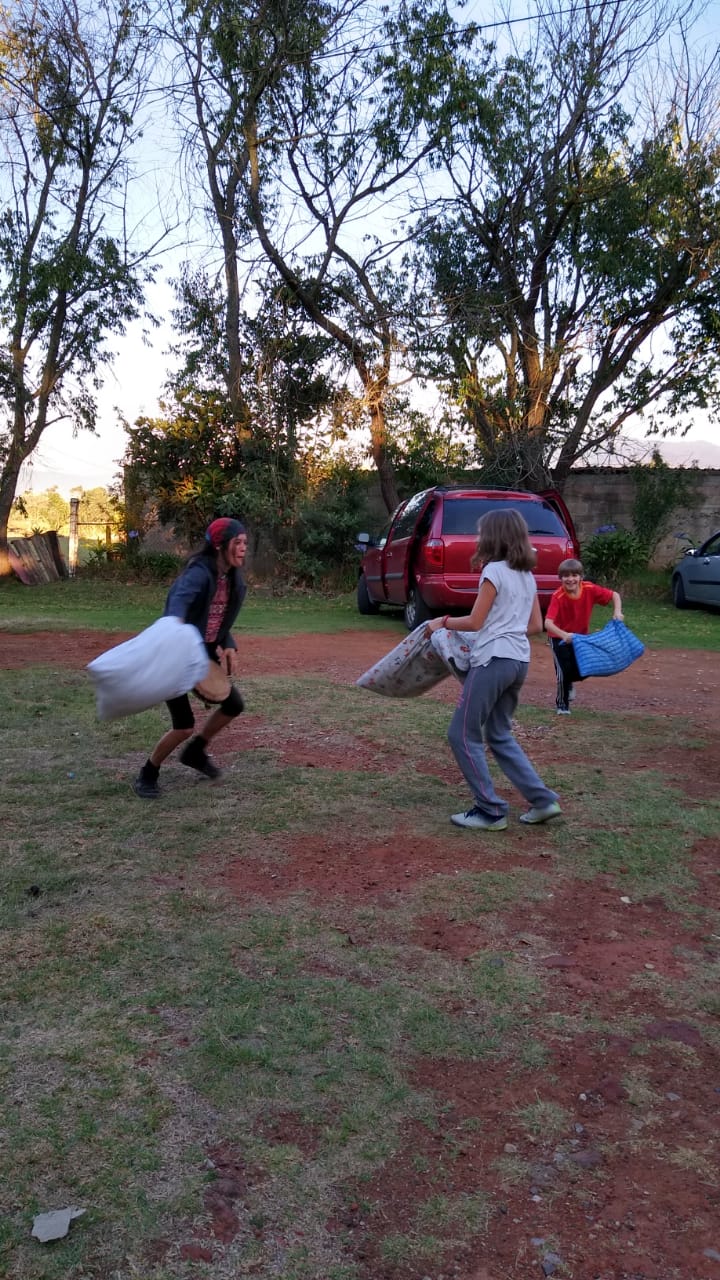 People playing with bags outdoors at Ecovillage site in Granja Beró, children and adults enjoying a户.