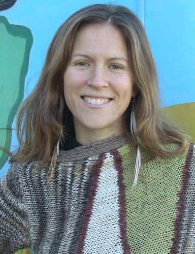 Portrait of Letícia Rigatti Ramires Barcellos in front of a blue mural.